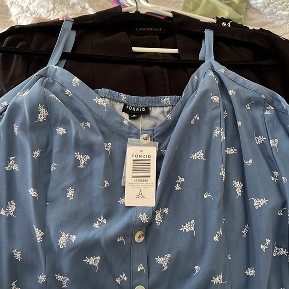 Torrid Button Up LONG Sleeveless Cami Ditsy Floral Soft Blue Horizon NWT Sz3X - Picture 8 of 9